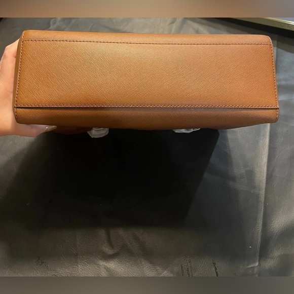 NWT Michael Kors Jet Set Travel Medium Top Zip Tote Shoulder Bag Tan/Luggage - Picture 5 of 9